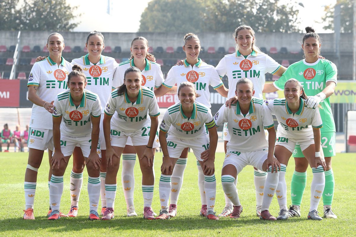 LAROMA24's tweet photo. 🏆 #SerieAFemminile: #MilanRoma 1-2 🔥

⚽️ Colpaccio esterno della #RomaFemminile: #Corelli e #Giugliano ribaltano il vantaggio di #deSanders e firmano la rimonta nel finale 🐺

🟡🔴 Le giallorosse restano a punteggio pieno 📊

➡️ https://t.co/fa7nveQB4M
#ASRoma https://t.co/YZBORzrQbt