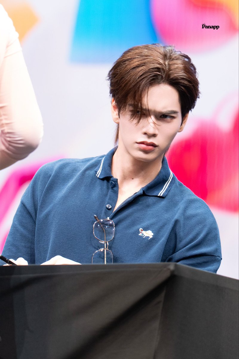 ppanapap's tweet image. ระแวงไปหมดละ 

꒰ JUNIORMARK FNV FANSIGN ꒱ 

#GMMTVFANIVALxJuniorMark ꔛ
｡⋆𖤓 #markjrtn  ☾⋆⊹₊⋆