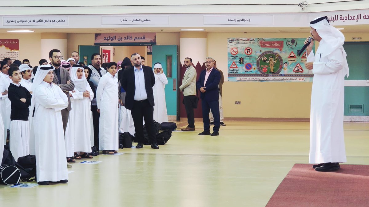 dohapschool's tweet image. كلمة مدير المدرسة الفاضل الأستاذ يوسف الهيدوس خلال الطابور الصباحي، والتي حثّ فيها الطلاب على المثابرة والاجتهاد، وأكّد على أهمية الالتزام والانضباط خلال اختبارات منتصف الفصل الدراسي الأول.