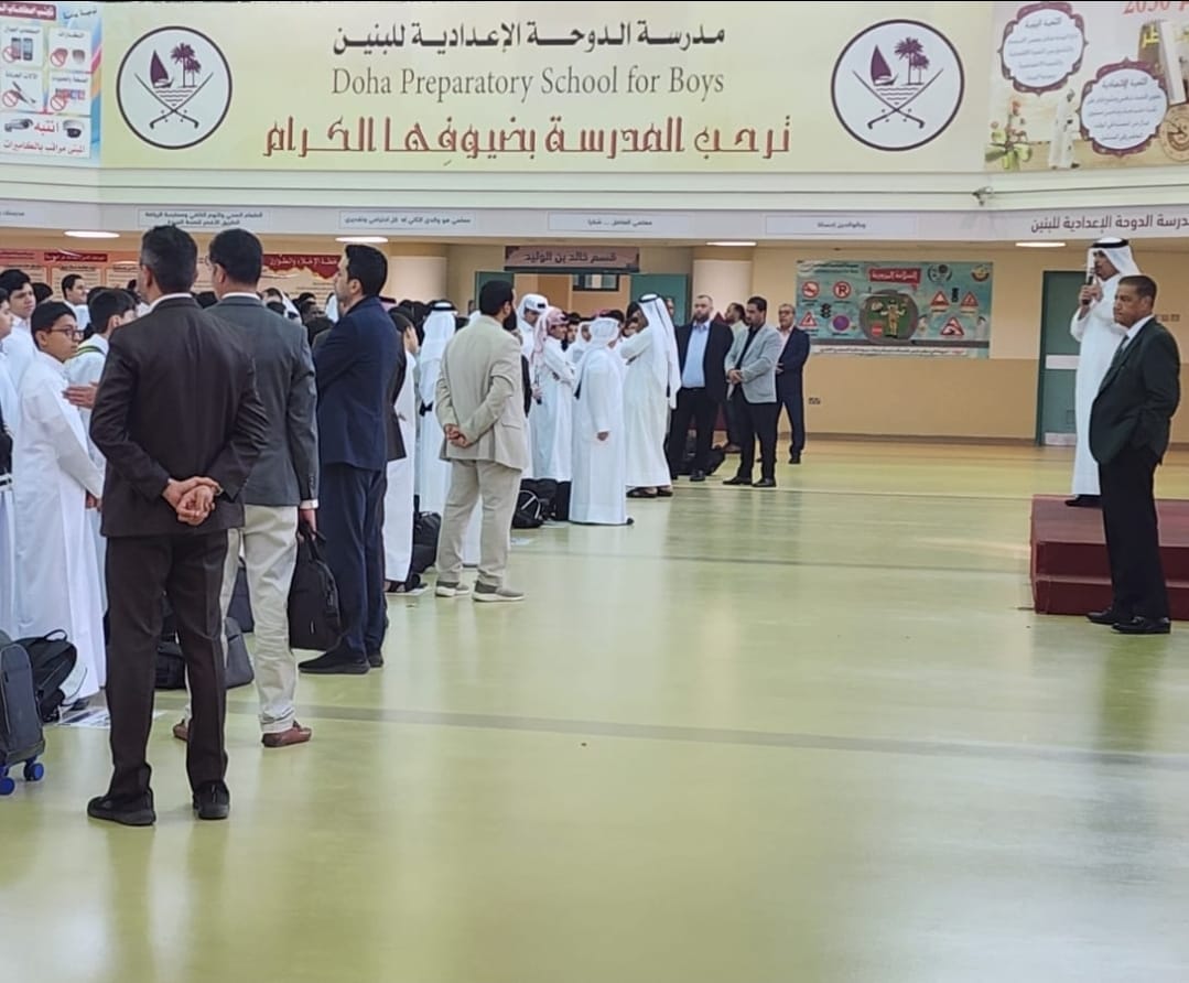 dohapschool's tweet image. كلمة مدير المدرسة الفاضل الأستاذ يوسف الهيدوس خلال الطابور الصباحي، والتي حثّ فيها الطلاب على المثابرة والاجتهاد، وأكّد على أهمية الالتزام والانضباط خلال اختبارات منتصف الفصل الدراسي الأول.