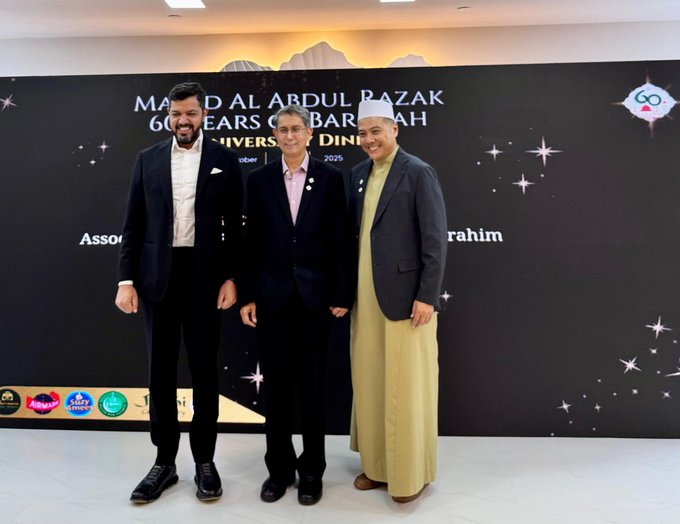 مسلمو سنغافورة يحتفلون بمرور 60 عاماً على إنشاء أول مسجد كويتي. شيّدته عائلة العبدالرزاق عام 1965 ليكون رمزاً للعطاء وروح المبادرة. وزير الدولة السنغافوري: المسجد أسهم في إعداد قيادات شبابية فاعلة #الكويت 
