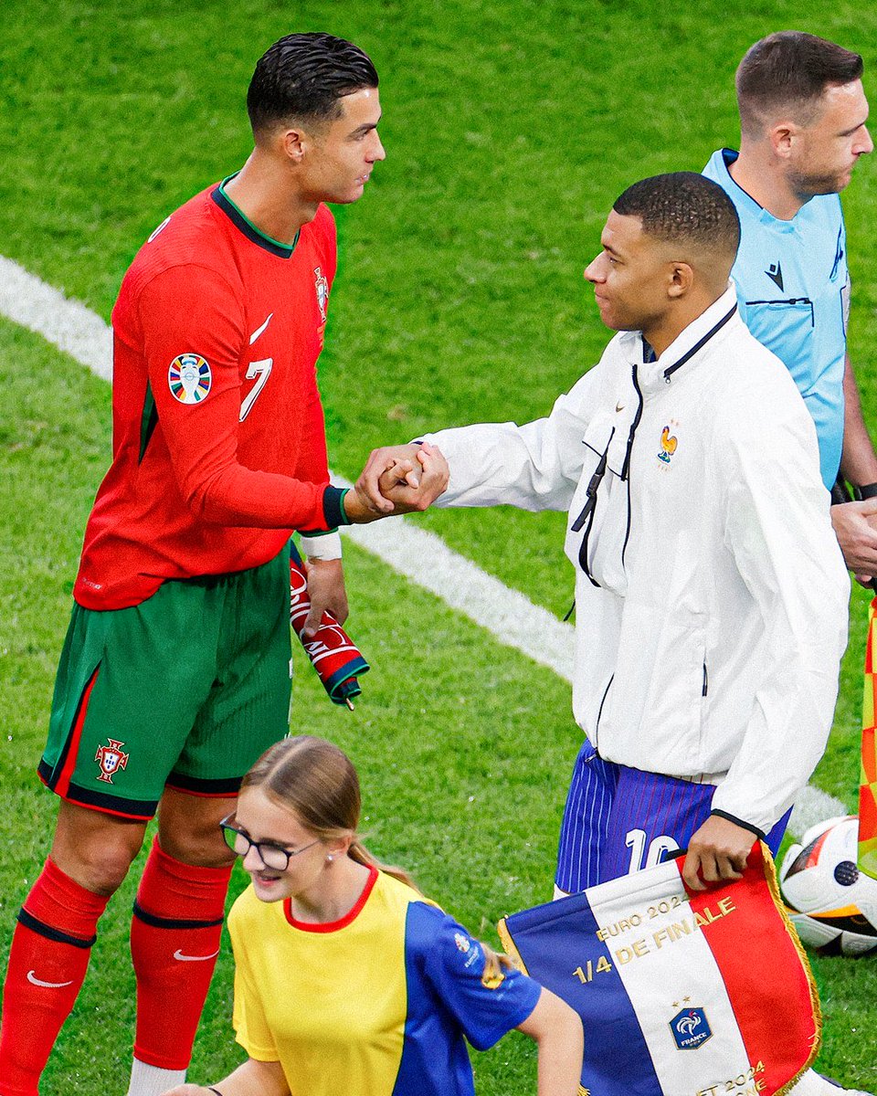 DTransferencias's tweet photo. 🎙️ “O Cristiano Ronaldo sempre foi o meu jogador-modelo, um exemplo para mim. Tenho a sorte de falar com ele, dá-me conselhos e ajuda-me… É o número Um… Ele é a referência do Real Madrid. As pessoas ainda sonham e falam do Cristiano.” Kylian Mbappé em declarações à ‘Movistar’ https://t.co/rRooqwdbe2