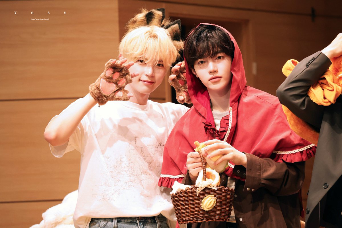 251012 팬사인           

#장하오 #ZHANGHAO #章昊 #ジャンハオ 
#성한빈 #SUNGHANBIN #成韩彬 #ソンハンビン #ZEROBASEONE #ZB1 #HAOBIN