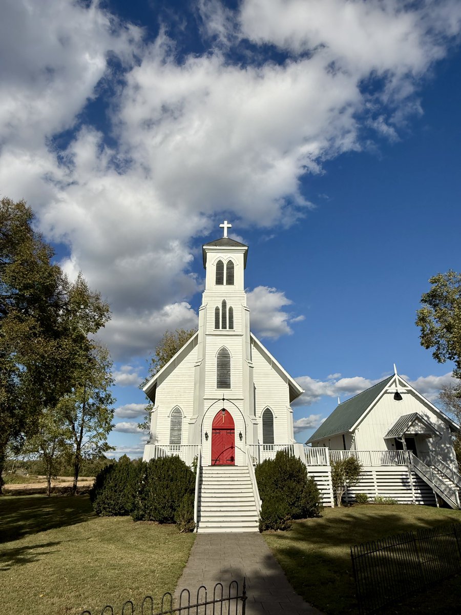LisaBPepper's tweet image. Good morning from Emmanuel Episcopal Church. Built in 1874.
Then moved 50 yards & repaired after “The Great Flood” in 1995.
A church built on faith can survive any storm. 🙏🏼💙