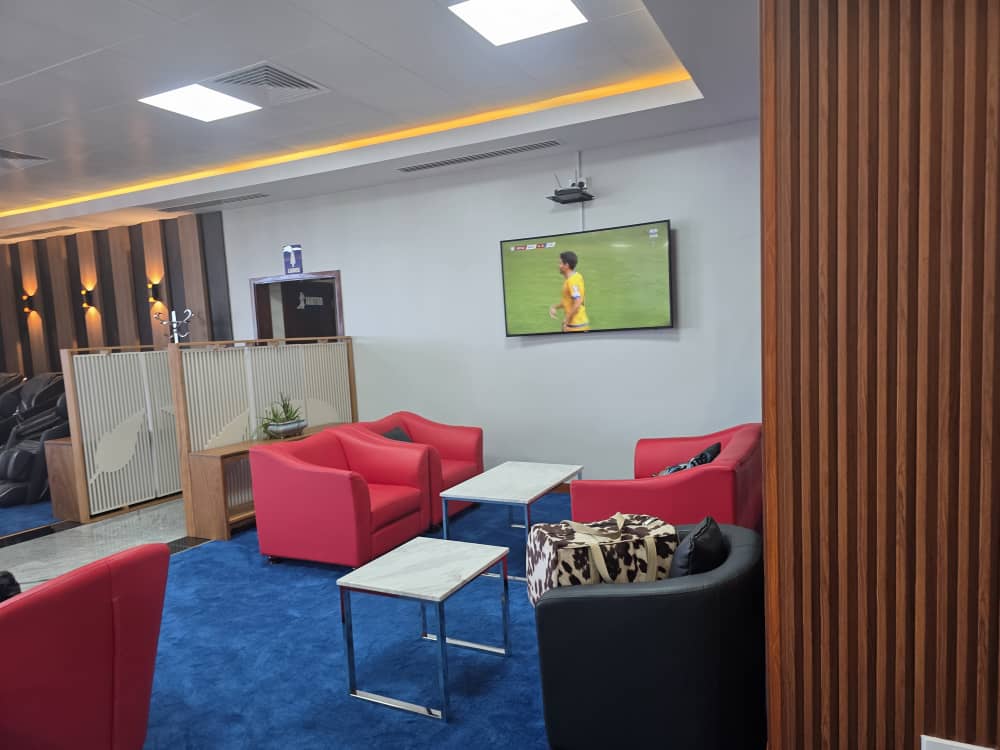 The BEST you will find in Africa: This is the new Business Class Lounge at Entebbe International Airport; the perfect spot to relax before your flight. 
This is steady progress🤝 
Thanks to <a href="/UgandaCAA/">Uganda CAA</a>, <a href="/MoWT_Uganda/">Ministry of Works & Transport</a> &amp; all development partners for this upgrade.
#GoldenPosts