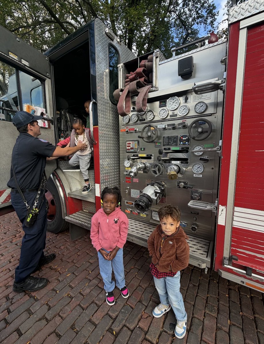 Network10CPS's tweet image. Giving students experiences beyond school walls helps them connect with real world experiences and application of learning. At Clissold’s, our youngest learners, got to visit the fire station to learn about our first responders and fire safety. @ChiPubSchools