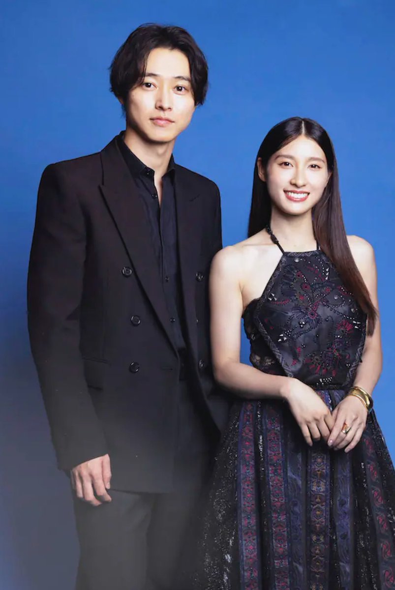 kento0907_ym's tweet photo. 美人夫婦オブザイヤー2025って感じで好きっす……
夫婦写真でしかない……
こんなに素敵な写真とインタビューが日々投下されると思っていなく、全てが夢のようでもう言葉にならない…………
愛してるよけんたお😭
駆け抜けてきてくれて本当に本当にありがとう。 https://t.co/T0gnCU5aaS