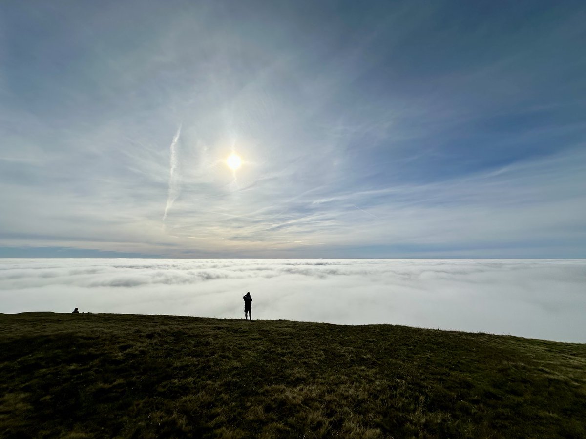 helen_m_oc's tweet image. THE most amazing #cloudinversion 

📍 886m into the clouds ☁️☁️☁️

#PenyFan at its absolute best 😍
#outdoors #hiking #walking #wales #breconbeacons 🌱⛰️