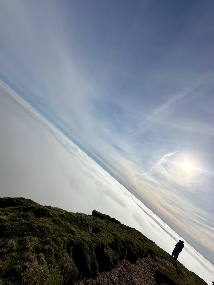 helen_m_oc's tweet image. THE most amazing #cloudinversion 

📍 886m into the clouds ☁️☁️☁️

#PenyFan at its absolute best 😍
#outdoors #hiking #walking #wales #breconbeacons 🌱⛰️