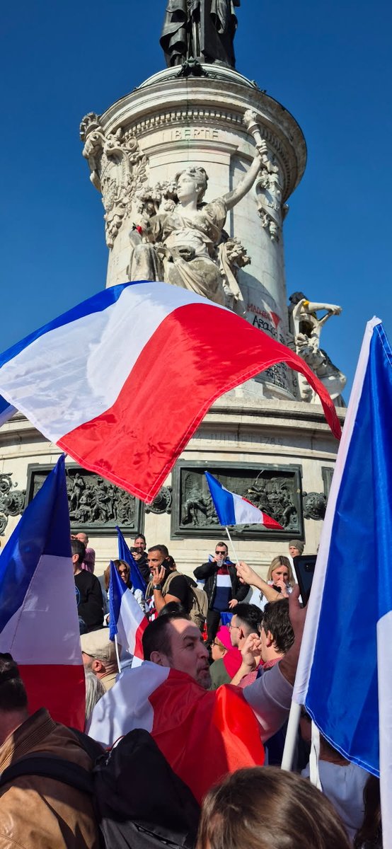 En ce moment Place de la République : le seul et UNIQUE drapeau qu’on veut voir en France🇫🇷