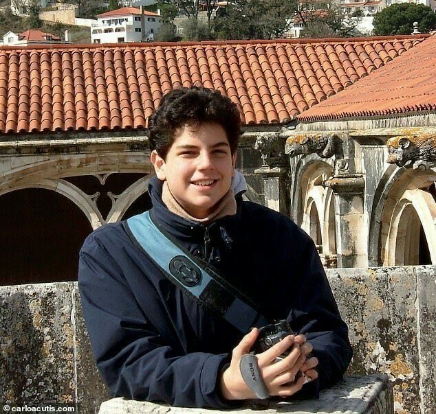 manodooceu's tweet image. “Como você pode ver, eu deixo você me guiar. Estou com medo, mas o medo não me deterá!”. Exemplo de jovem que grita com o silêncio da sua vida que é possível ser santo! O problema não é nosso século, mas nosso amor fraco. São Carlo Acutis, rogai por nós!