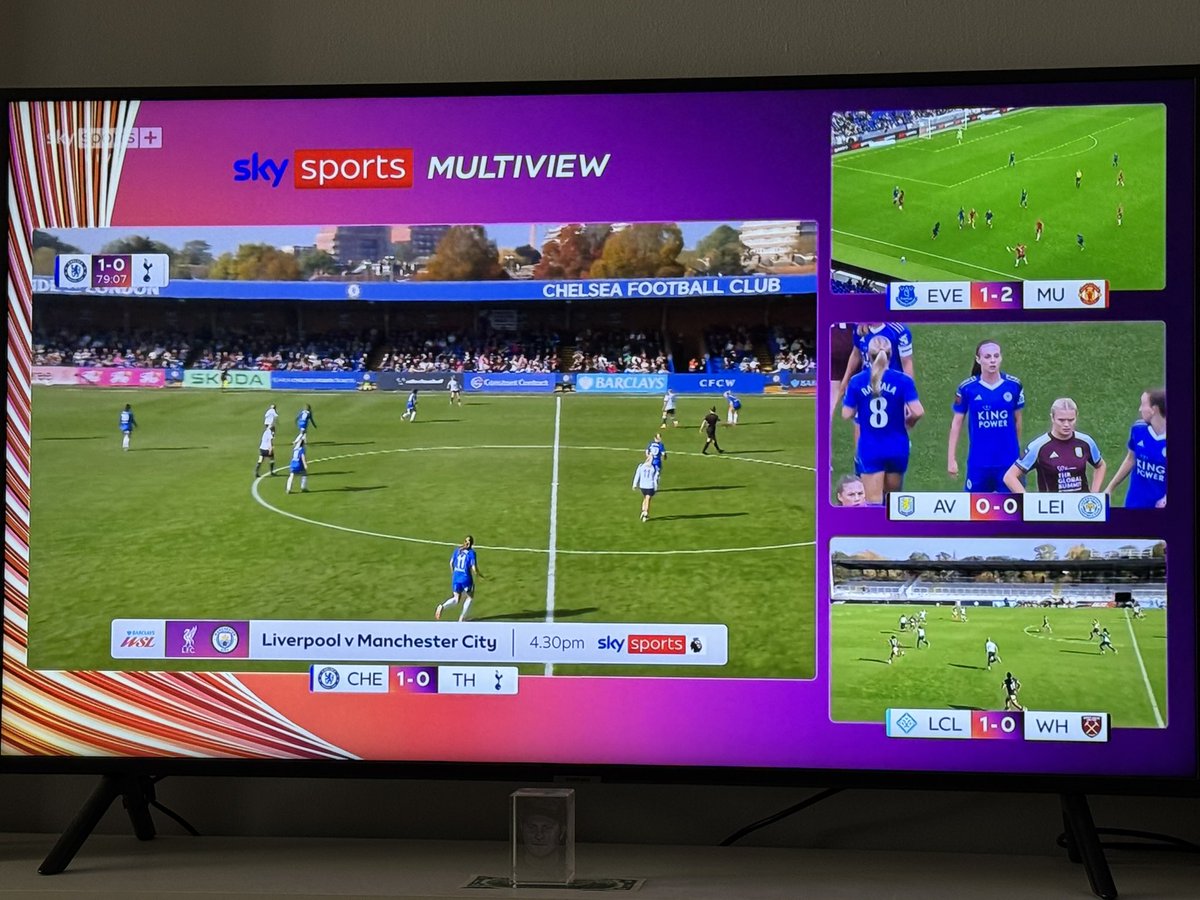 Robblps's tweet image. . @SkyFootball @skytv @SkySportsWSL  If you are doing multiview, why not just have 4 screens the same size and fill the screen. Look at the wasted area, it’s so dumb. Just fill the screen with the 4 games !