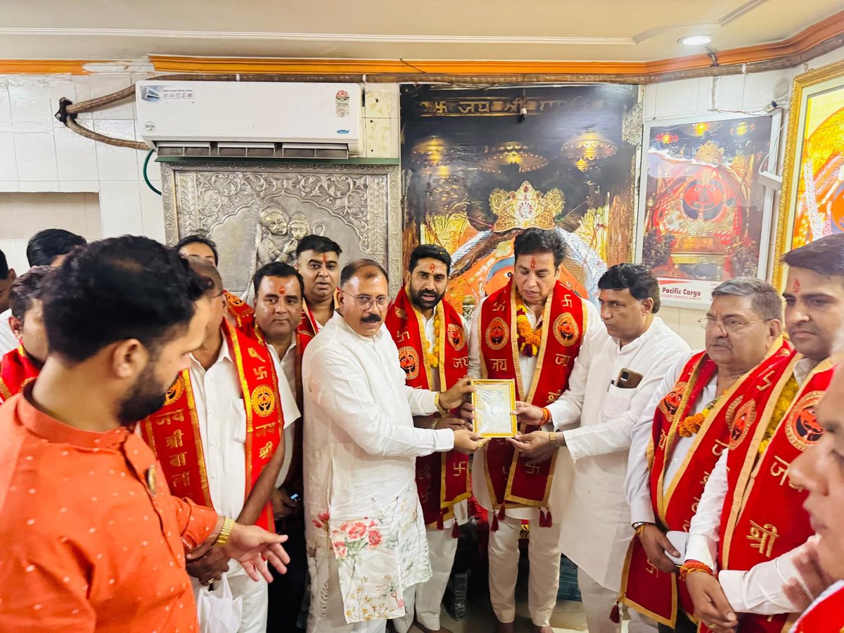 जय प्रभु की 🙏

आज दिल्ली प्रदेश कांग्रेस कमेटी के अध्यक्ष आदरणीय श्री देवेन्द्र यादव जी के साथ आराध्य भगवान श्री सालासर बालाजी महाराज के दरबार में पहुंचकर दर्शन किए और क्षेत्र की खुशहाली व सुख-समृद्धि की कामना की।
<a href="/devendrayadvinc/">Devender Yadav</a>