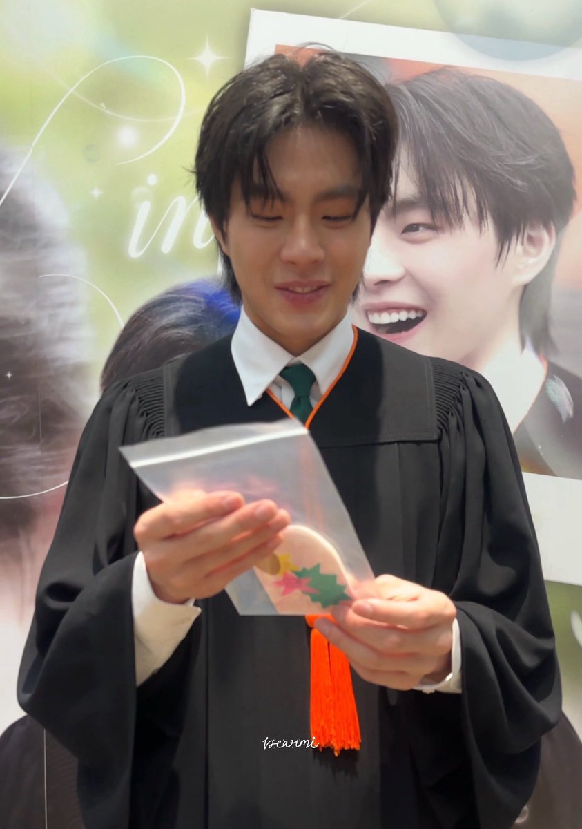 liy2bby's tweet photo. ขอบคุนที่คอย appreciate กะสิ่งที่ให้นะ จั้นรักแกม้าก ๆ yy ♡
— #KinThanachai , #KinGraduationDay
( @Kinn_ts ) https://t.co/wNlILirkxQ