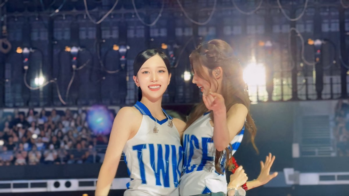 chachitiauzon's tweet photo. 2NA 🥰🥰🥰🥰🥰

Sana laughed when we gay panicked 😭😭😭

Sana: “tingnan mo mga bading” 😂🤣😂

ONCE GOLDEN NIGHT WITH TWICE 

#THISISFOR_SINGAPORE_ONCE_D2
#TWICE_THISISFOR_SINGAPORE 
#TWICEinSG #TWICE #트와이스 #JEONGYEON #SANA #MINA #2NA https://t.co/RDIWP4IU31