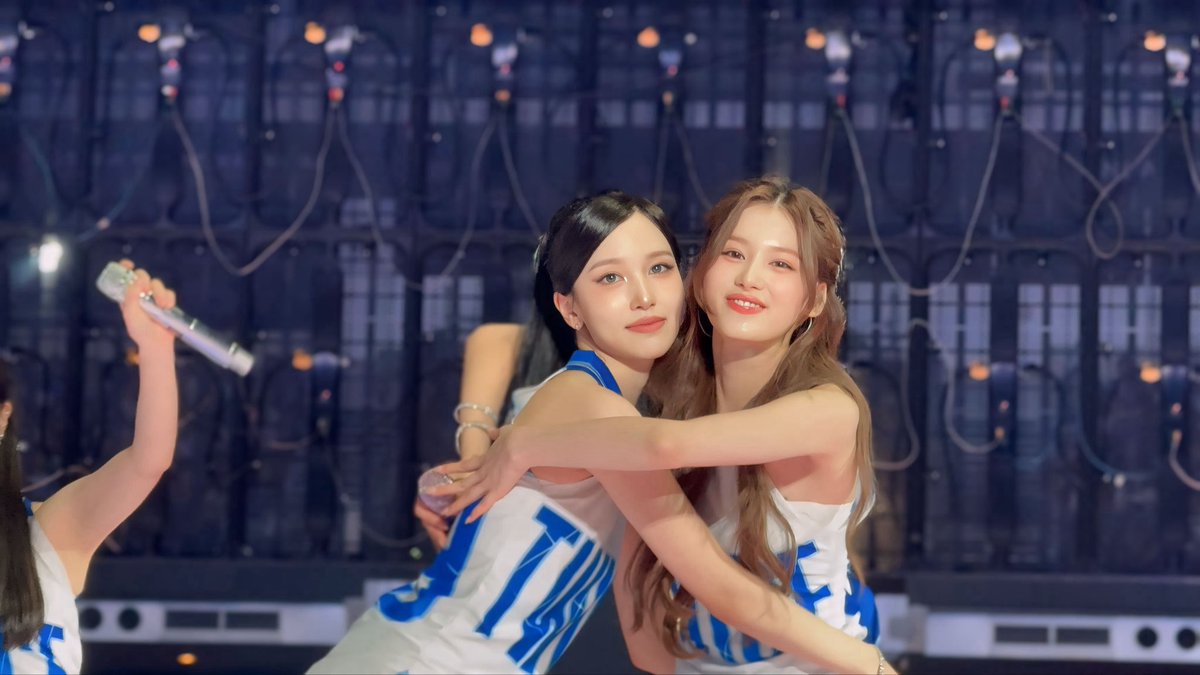 chachitiauzon's tweet photo. 2NA 🥰🥰🥰🥰🥰

Sana laughed when we gay panicked 😭😭😭

Sana: “tingnan mo mga bading” 😂🤣😂

ONCE GOLDEN NIGHT WITH TWICE 

#THISISFOR_SINGAPORE_ONCE_D2
#TWICE_THISISFOR_SINGAPORE 
#TWICEinSG #TWICE #트와이스 #JEONGYEON #SANA #MINA #2NA https://t.co/RDIWP4IU31