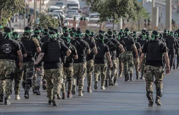 Et revoilà les gentils garçons du Hamas, de retour en uniforme, qui procède à des centaines d’assassinats dans Gaza !
Selon des rapports et témoignages en temps réel, le Hamas procède à des exécutions sommaires à Gaza aujourd'hui. Ces actes s'inscrivent dans une vague de
