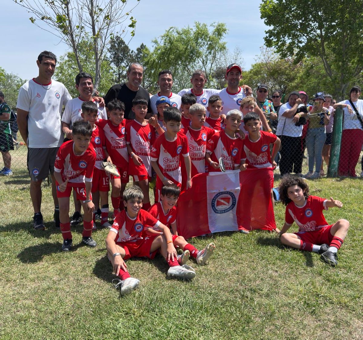Sergio Checho Batista está en la Fiesta Nacional de Fútbol Infantil en Sunchales.Checho entregó una camiseta del Bicho firmada por el plantel de Primera a autoridades de Unión, recibió la ovación de un estadio colmado y está presente en todos los partidos de la 2016