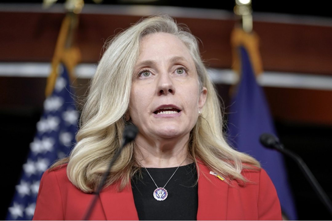 SCAR_HEART_01's tweet image. Just. Another completely forgettable person who has no business being anywhere near our government. An empty suit, a cut out with nothing to offer America. 

 Folds Twice in Va. Gubernatorial Debate, Refusing to Answer Questions About AG Candidate Jones, Boys in Girls’ Facilities