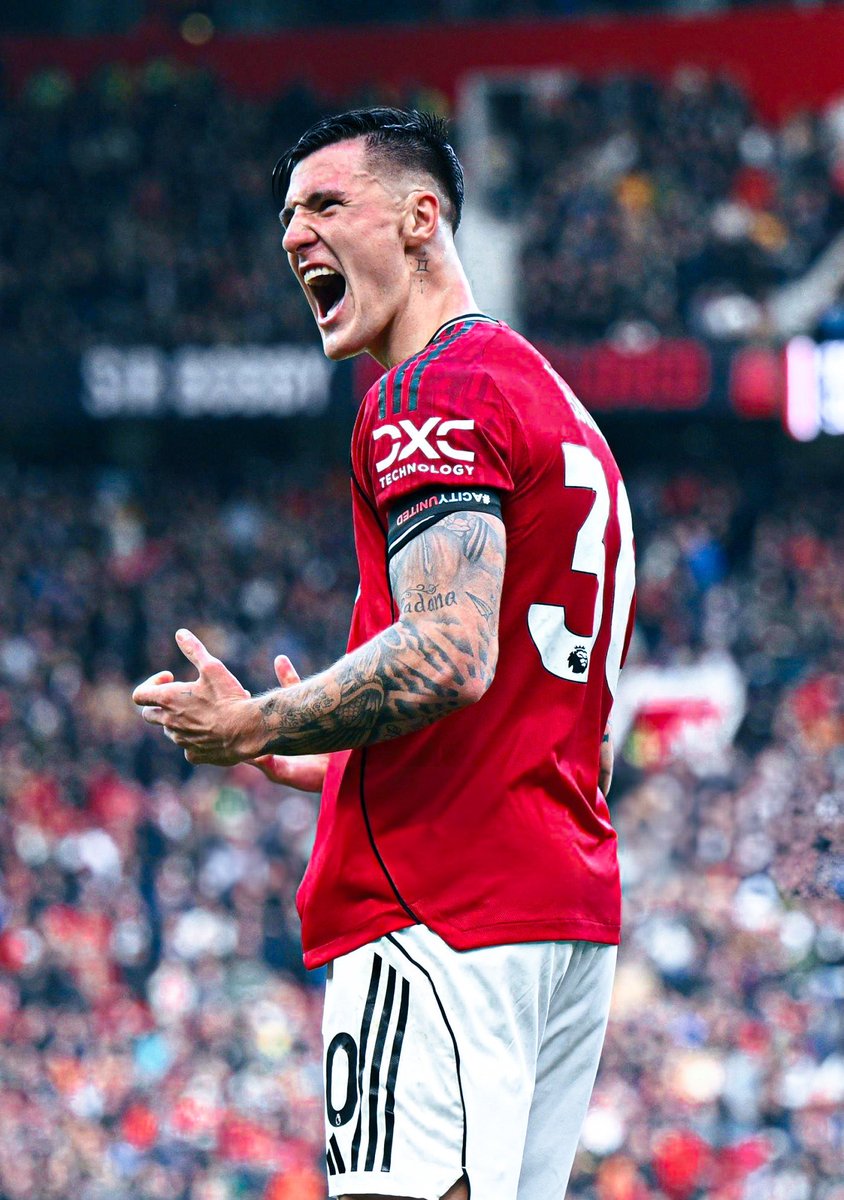 utdscope's tweet image. Pundits on Sesko 🗣️ &quot;No excuses, He needs to score more goals, it&apos;s what they brought him to do.&quot;

Pundits on Isak 🗣️ &quot;He needs sometime to adapt to the league, we know what he can do&quot;