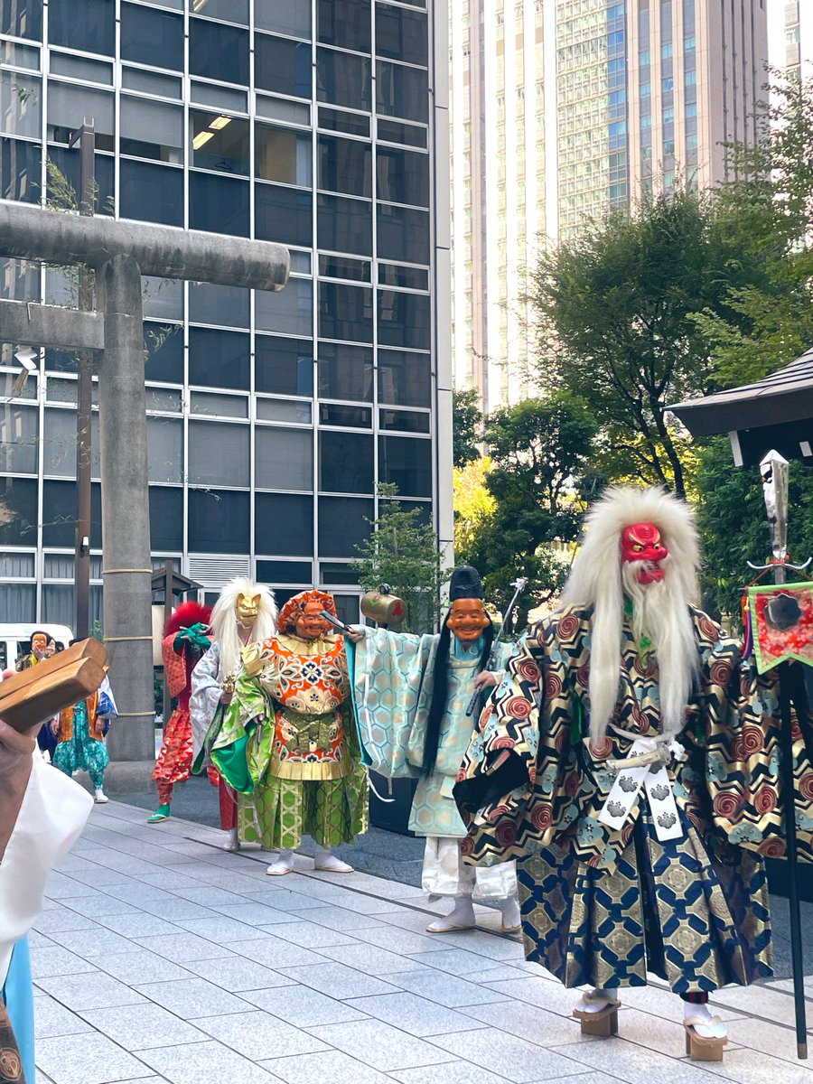 doubletree_kazu's tweet photo. 10月10日、虎ノ門金刀比羅宮の大祭へ✨いつもお世話になっておりますので参列させていただきました。大祭式の前には縁起の良い行列👺✨本殿に皆で手を合わせていましたよ☺️何とも明るく賑やかな大祭です❣️#虎ノ門金刀比羅宮　#大祭　#神社仏閣 https://t.co/lCb9lQt6wK