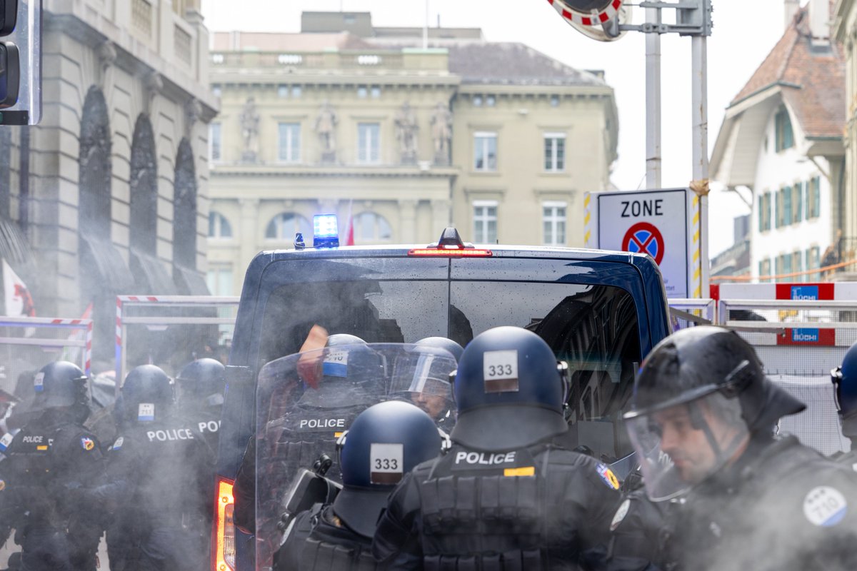 RaimondLueppken's tweet image. In der Amthausgasse wurden die Polizeikräfte unter anderem mit Ziegelsteinen beworfen.
In Amthausgasse, police officers were pelted with bricks, among other things.
#riot #palestine #Protest #Bern #Switzerland #Eskalation #Demo #BE1110