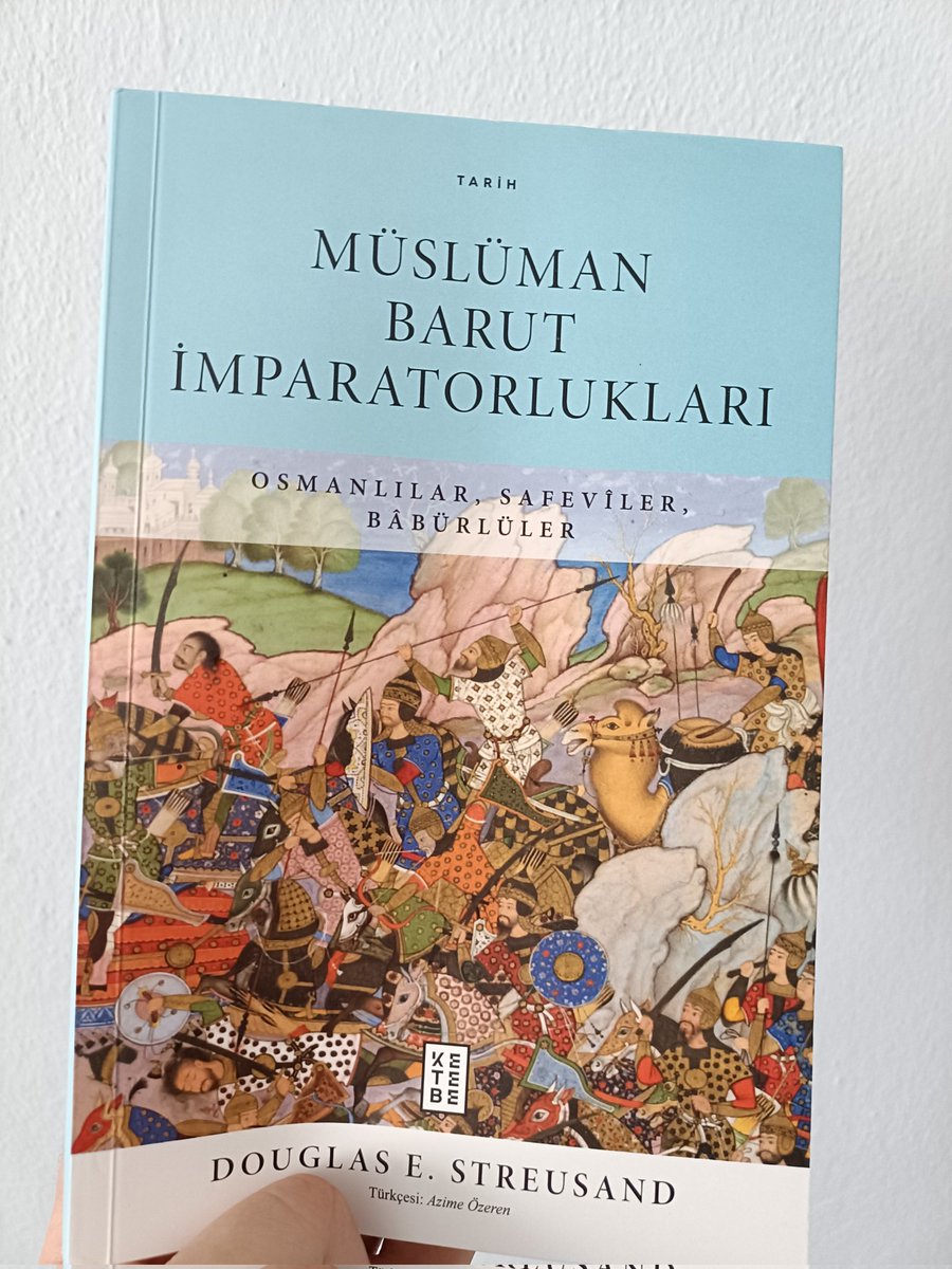 YildirimAli13's tweet photo. M. Hodgson ve W. McNeill'in  "barut imparatorlukları" olarak adlandırdıkları hipotezin eksik veya doğru olmadığını ileri sürmekte.

Streusand'a göre bu ifade "barut çağının imparatorlukları" anlamına gelmektedir, barut silahlarının yarattığı imparatorluklar" değil. https://t.co/E3PQ31LrOt