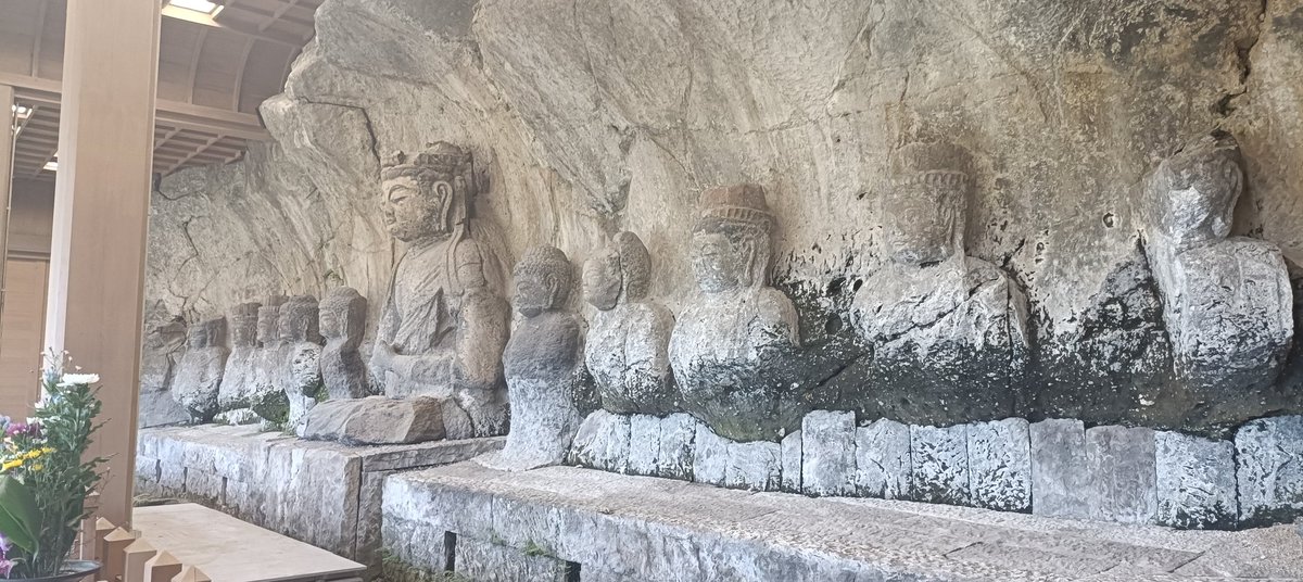 九州の国宝の石仏を見ながら、一体だけ
なくおさんを思い出す虚無。