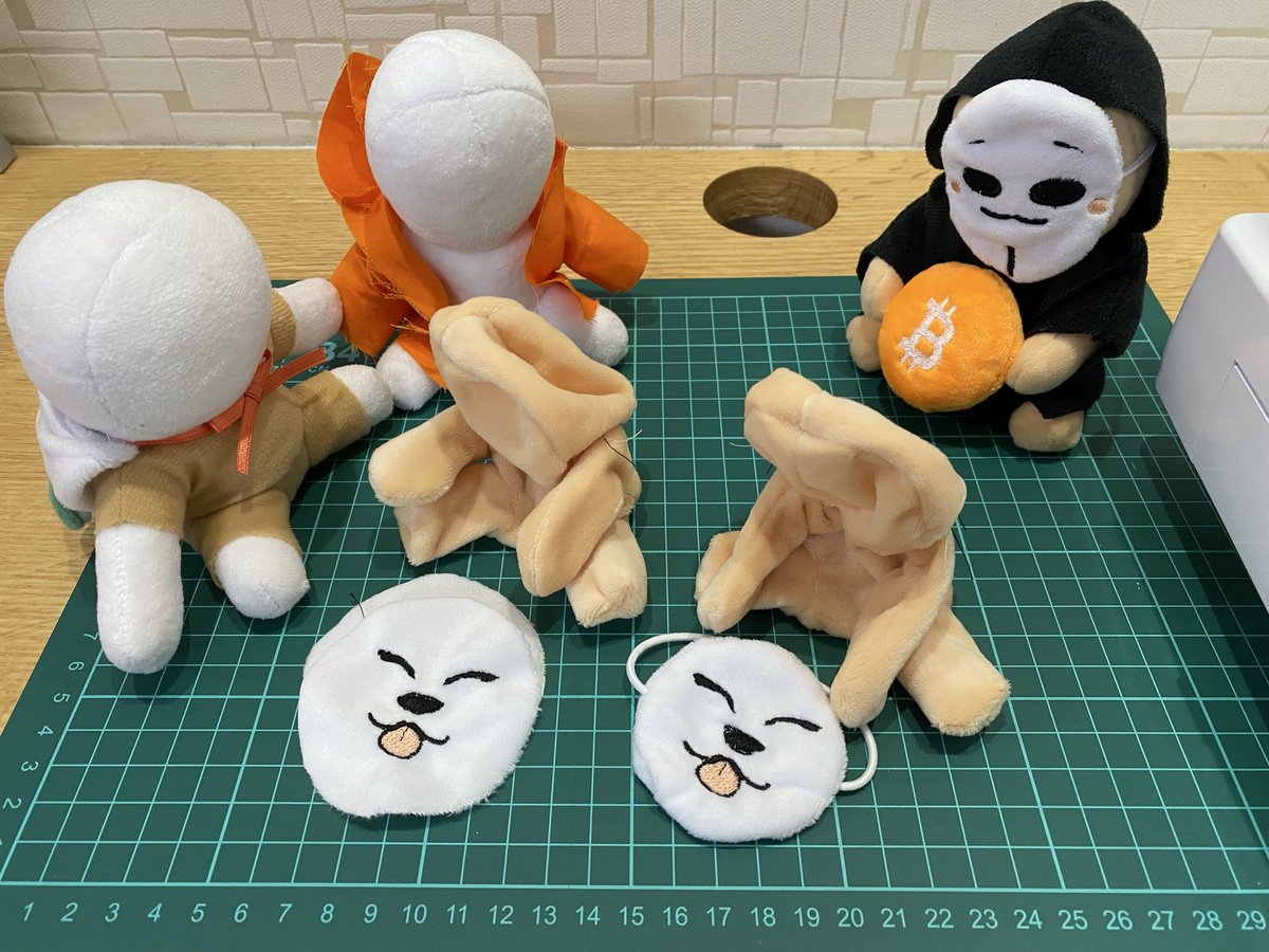 I’ve started working on a new Local Satoshi.
After some trial and error, the mask design turned out just the way I like it.
The fabric for Satoshi’s outfit hasn’t arrived yet, so today I made two bodies.