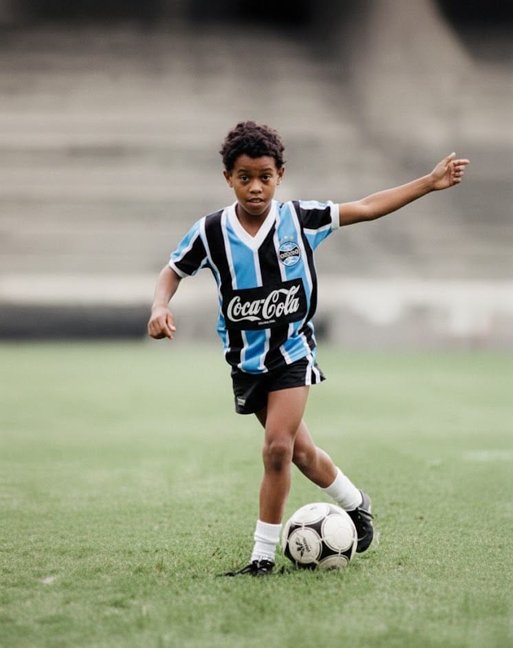 10Ronaldinho's tweet image. Quando eu era piá eu só queria jogar bola, nem pensava muito no futuro… só queria ser feliz 

a vida vai passando e a gente vai aprendendo q o segredo é esse mesmo: não perder o sorriso, nem a vontade de sonhar 

a bola é o melhor brinquedo que eu poderia ter recebido... um…
