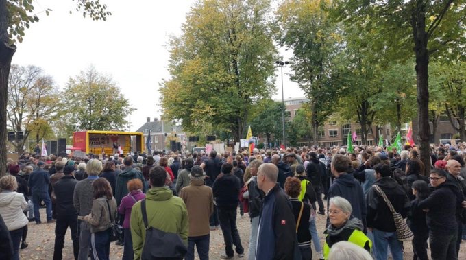 PetravanDam3's tweet image. Een bedroevend handjevol mensen bij de #demonstratie op het #museumplein

En wij maar constant moeten aanhoren dat “heel Nederland” tegen asiel en migratie is.