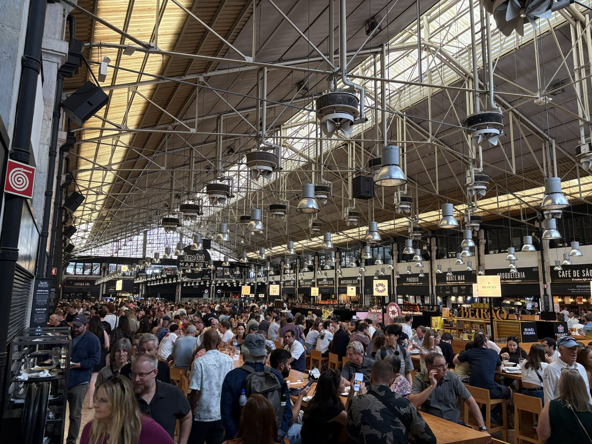 Food hall Lisbon. Showcasing local food and beverage to thousands of locals and tourists all day, every day. 

Like so many other European cities.

Such a shame that Hobart doesn’t have  some un/under utilised sheds on the waterfront.

#politas #editas