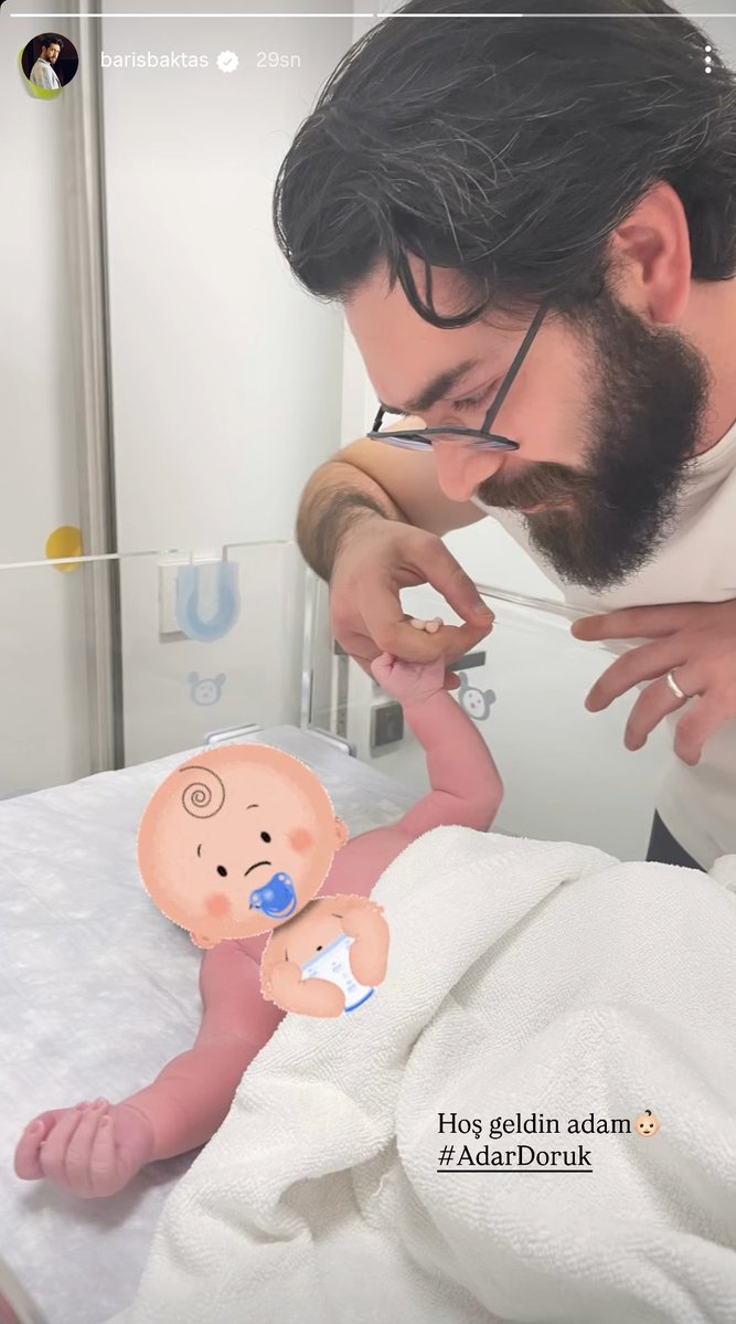 sinemsahan43's tweet photo. Kehribar gözlü güzel adam BABA olmuş 👼🏻🥰.. Hoşgeldin Adar Doruk.. Hoşgeldin minik adam 👼🏻..

#barisbaktas #barışbaktaş #BarışBaktaş https://t.co/JnISyjsaHs