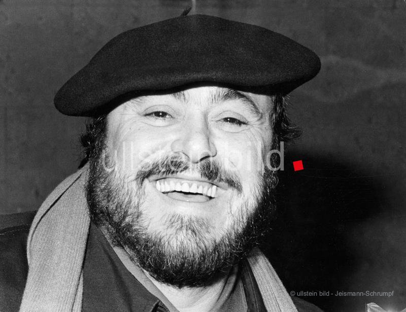 ullsteinbild's tweet photo. Luciano Pavarotti, heute vor 90 Jahren geboren.

Ein begnadeter Tenor der die ganze Welt umarmen zu wollen scheint.  

Er verstarb im September 2007.

#ullsteinbild #tenor #photoeditor #otd https://t.co/lPVCY0GaqE