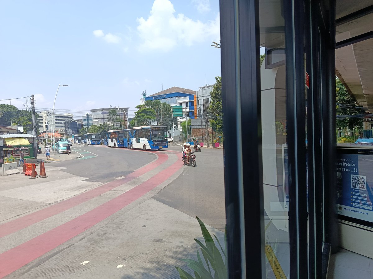 erwinomics's tweet photo. Bus TJ antre mau masuk terminal Kampung Melayu. https://t.co/wFsoLt7qyI