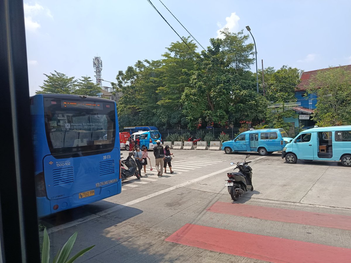 erwinomics's tweet photo. Bus TJ antre mau masuk terminal Kampung Melayu. https://t.co/wFsoLt7qyI
