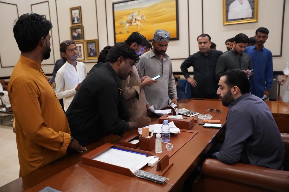 FaisalB03265422's tweet photo. پیپلز پارٹی کے رہنما راول شرجیل میمن نے راول ہاؤس میں عوام کے مسائل براہِ راست سن کر فوری حل کی ہدایت دی۔
@rawalsharjeel
@sharjeelinam
@BBhuttoZardari
#Ps61 #RawalHouse #Rahuki https://t.co/JNxdZiP4d6