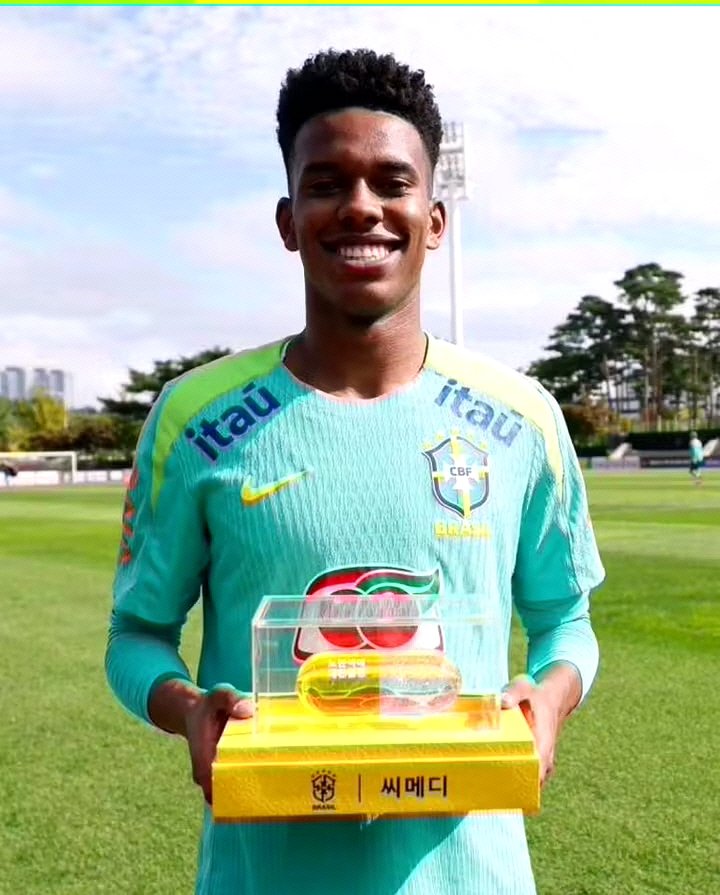 Estevao with his MOTM award for his performance against South Korea 🇧🇷🌟