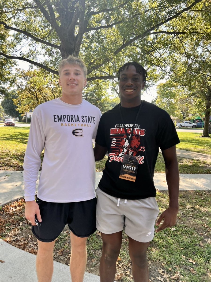 cravens_will's tweet photo. Had a great time meeting up with a former high school teammate! Hopefully we have a future Hornet! Goodluck the rest of the season @Cooper__McGowan! 
@esuhornetsfb @ESUSports @ESUMensBBall https://t.co/jCNdl8qd4U