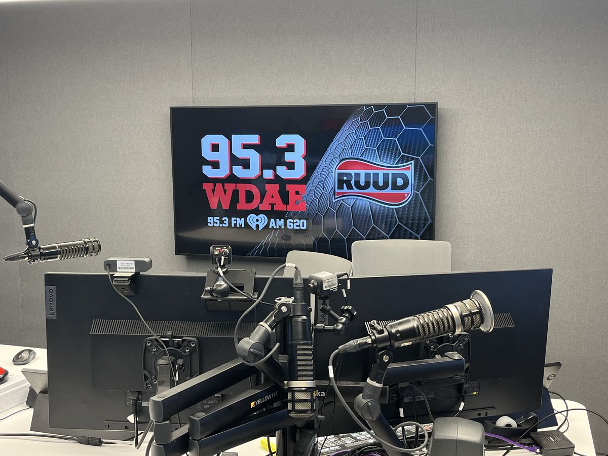 realrockriley's tweet image. Huge!
11am-1pm @953WDAE 
Bucs LT Tristan Wirfs
TE Cade Otton
WR Tez Johnson
@RobMaaddi 
@Gramatica7  all on the
Rock Riley Show

CALL: 888-546-4620
TEXT: 82945 begin message with "WDAE"

📻 Listen HERE: bit.ly/4kCESwP