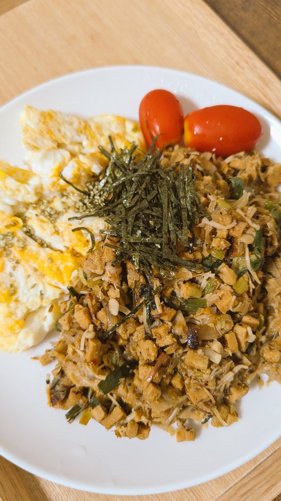 ローカーボ夜ごはん🍚
野菜と大豆ミートをスパイスで炒めて、タンパク質はたまごでも補う。

ツレがお土産に買ってきてくれたスパイスたちが大活躍。

#ローカーボ #筋トレごはん #筋トレ好きと繋がりたい #ベジタリアン #薬膳腸活