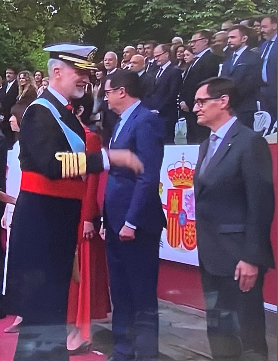 Quan un president-botifler va a mostrar submissió al borbò i als seus mercenaris, que mantenen #Catalunya ocupada i colonitzada . . . .
#Resacelebrar 
hispanitat = etnocidi + culturicidi
