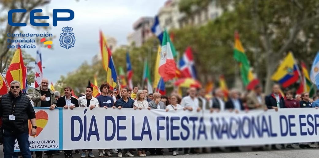 Hoy en #Barcelona en el día de la #FiestaNacionalEspana representando a todos los compañeros 👮🏻‍♀️👮🏻‍♂️🇪🇸

Gracias a <a href="/espanyacatalans/">Espanya i Catalans</a> que junto a miles de personas hemos podido compartir éste momento tan especial.

🇪🇸Viva #España 
🫡 #FCSE 👮🏻‍♂️👮🏻‍♀️🔵🟢
  y Feliz patrona #GuardiaCivil