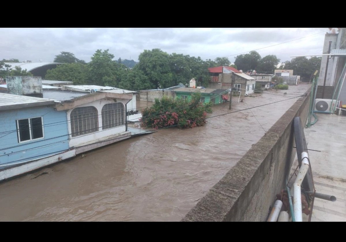 _ama_pola_'s tweet photo. La casa de mi hermana quedó complementamente bajo el agua, ellos están en un tercer piso tomando esa foto, por favor, solicito el apoyo de la gente para poder llevarles algo, toda ayuda es buena, víveres, ropa, manos para limpiar su casita, todo! #pozarica #inundacion #palmasola https://t.co/khPflO4t33