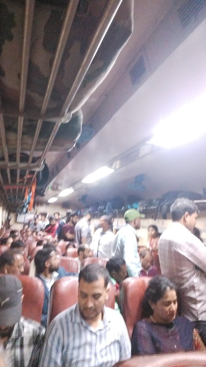 SubrotoMitra1's tweet photo. @RailMinIndia @AshwiniVaishnaw @drmljn travelling on PNR 2504783695 in Ganga Gomti. CC is full of unreserved passengers https://t.co/EdJMP2B7rK