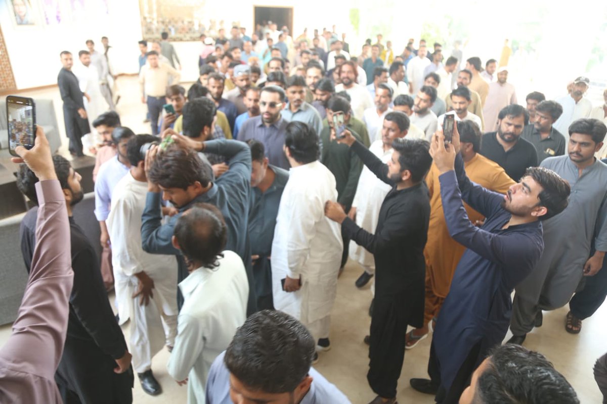 awaishpt786's tweet photo. 12 - 10 - 2025۔
پاکستان پیپلزپارٹی کے نوجوان رہنماء راول شرجیل میمن راول ہائوس پر آئے ہوئے لوگوں کے مسائل سنے۔
#hyderabad #local #news #TandoJam #PPPSindhMeetup #viralchallenge #viralreelschallenge2025viralreelschallengejaiviralreelschallengeviralreelschallenge https://t.co/4C2a8tfDDl