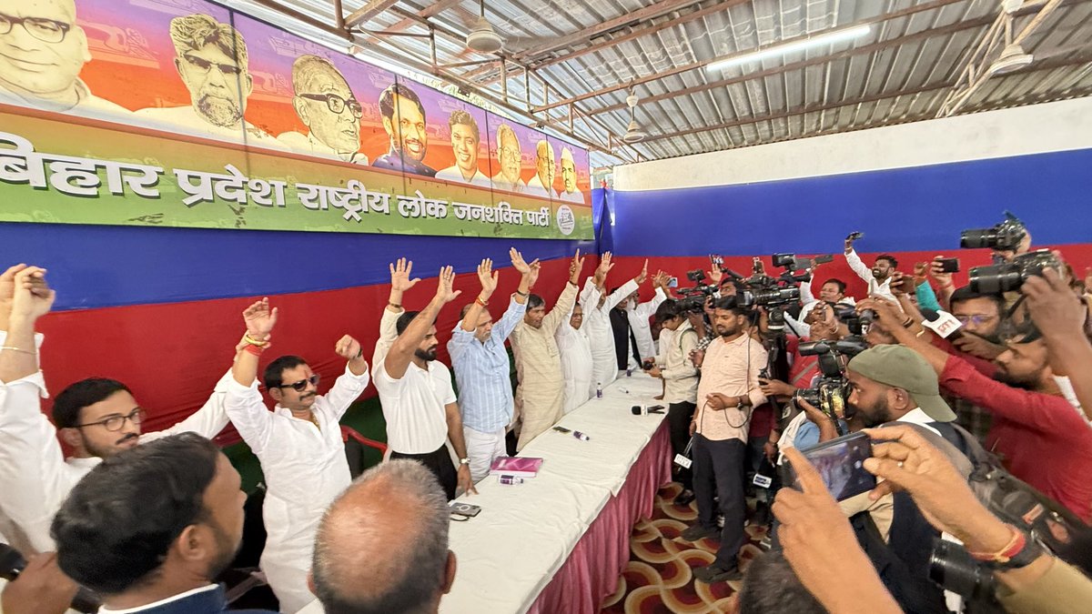 yashpaswanin's tweet photo. आज प्रदेश कार्यालय में आयोजित बैठक के दौरान सर्वसम्मति से राष्ट्रीय अध्यक्ष श्री पशुपति कुमार पारस जी को पार्टी हित में अंतिम निर्णय लेने के लिये अधिकृत किया गया। हम संघर्ष के लिए तैयार हैं । https://t.co/F3swjdK4n3