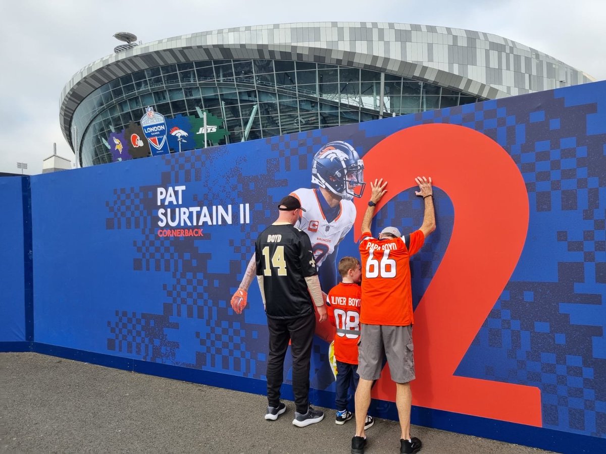 3 generations in London for the #Broncos vs #Jets 🏈<a href="/NFL/">NFL</a> <a href="/Broncos/">Denver Broncos</a> <a href="/nyjets/">New York Jets</a>