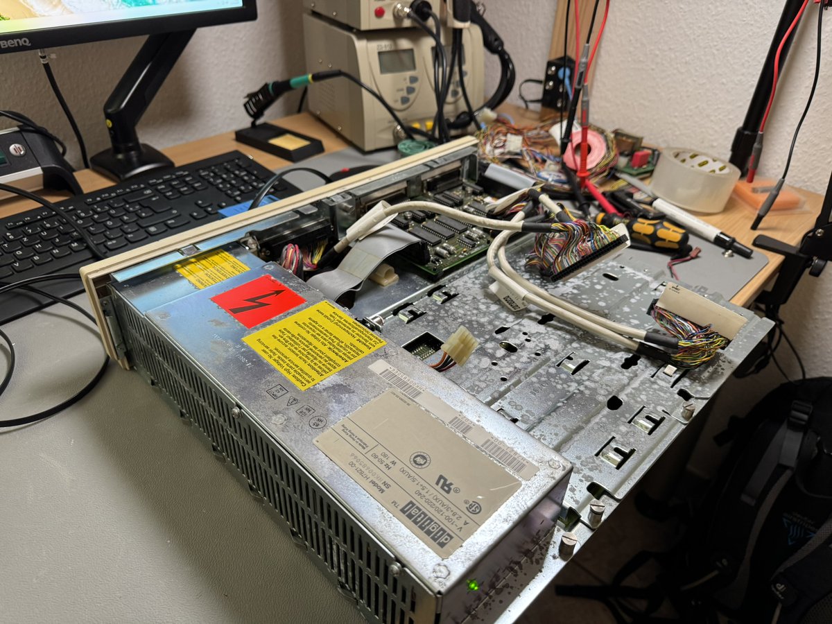 deccomputers's tweet photo. I ran further tests and the #MicroVAX 3100 won't boot from a BlueSCSI as well. According to the status LEDs, there seems to be a problem with the real-time clock. https://t.co/LscP7fEopB