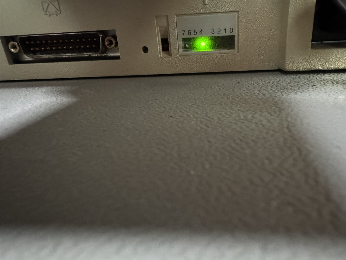 deccomputers's tweet photo. I ran further tests and the #MicroVAX 3100 won't boot from a BlueSCSI as well. According to the status LEDs, there seems to be a problem with the real-time clock. https://t.co/LscP7fEopB